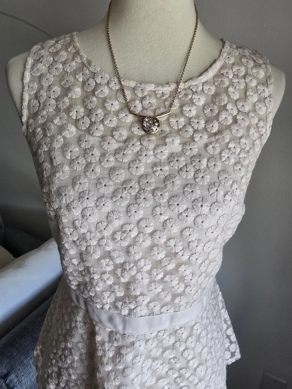 Banana Republic Women's Cream Embroidered/Eyelet Sleeveless Peplum Top